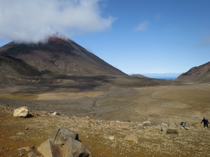 Der Südkrater vom Mt. Tongariro mit Mt. Ngauruhoe (hinter der Wolke)